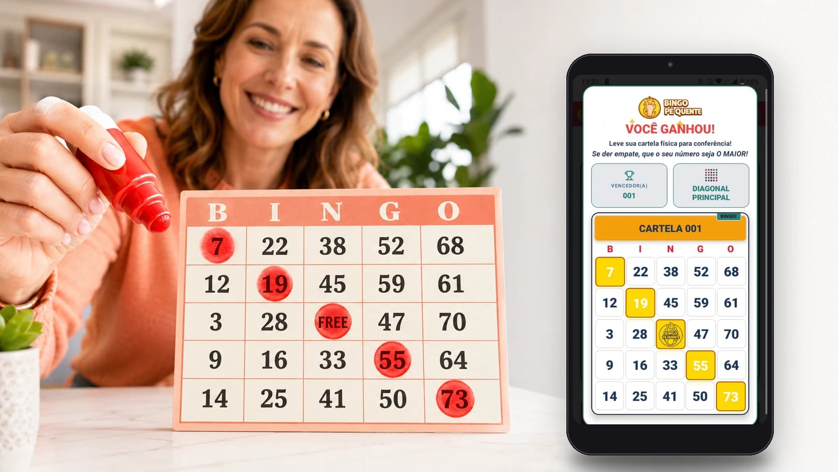 Mulher marca com dauber vermelho o padrão diagonal (7, 19, FREE, 55, 73) numa cartela de bingo de papel; ao lado, um celular mostra a mesma cartela premiada no app Bingo Pé Quente, com o aviso 'Você ganhou — leve a cartela física para conferência'